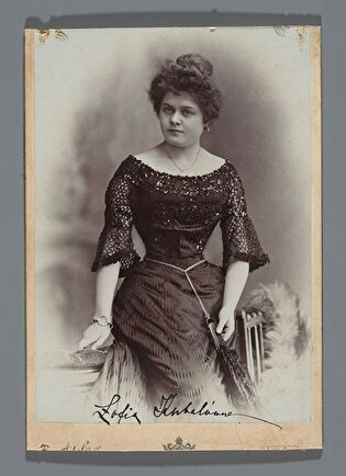 Portrait of Zofia Kubalówna, singer (view from the knees upwards)